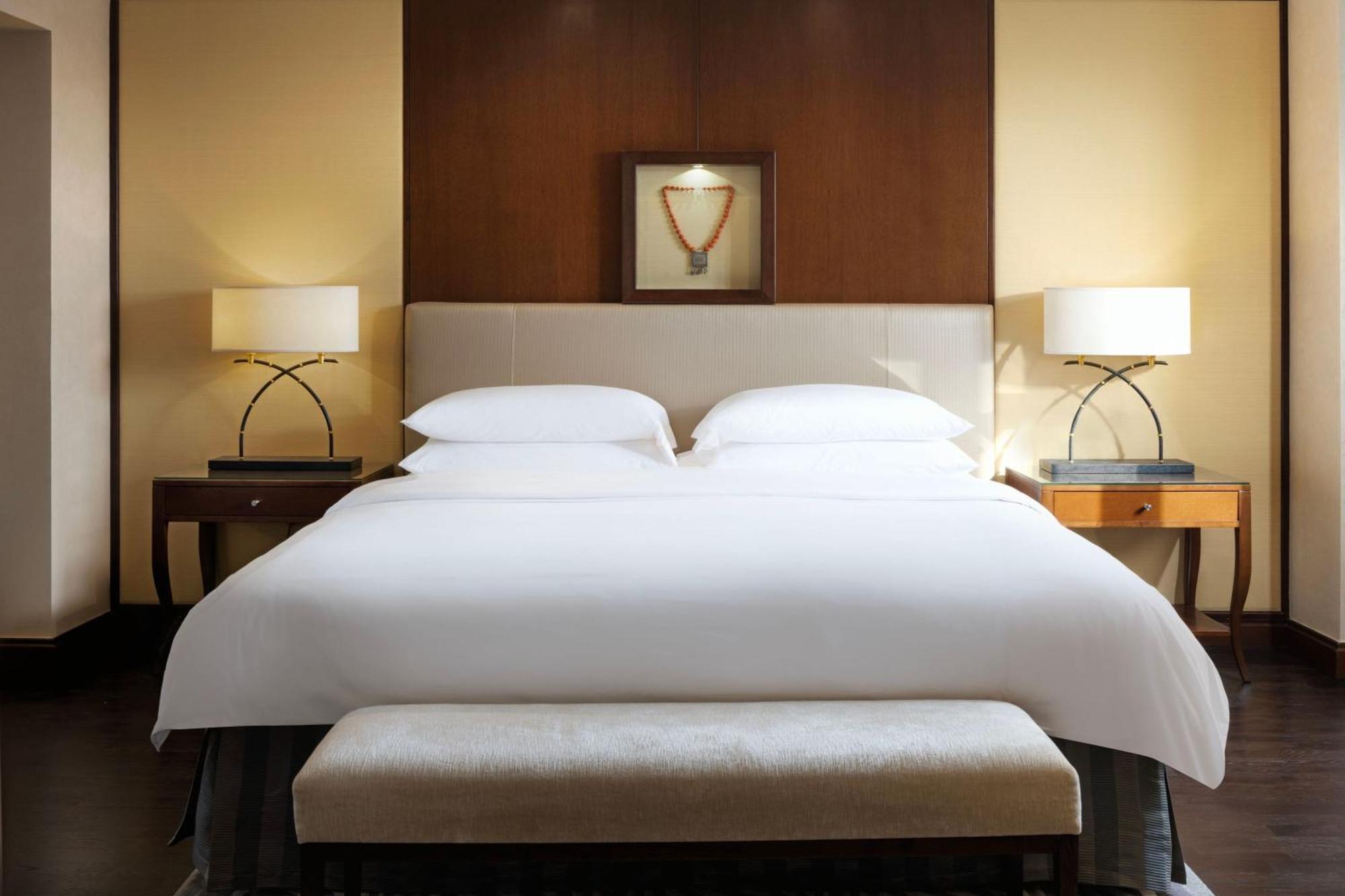 โรงแรมเชอราตัน โอมาน มัสกัต ภายนอก รูปภาพ A bedroom at the Four Seasons Hotel, New York
