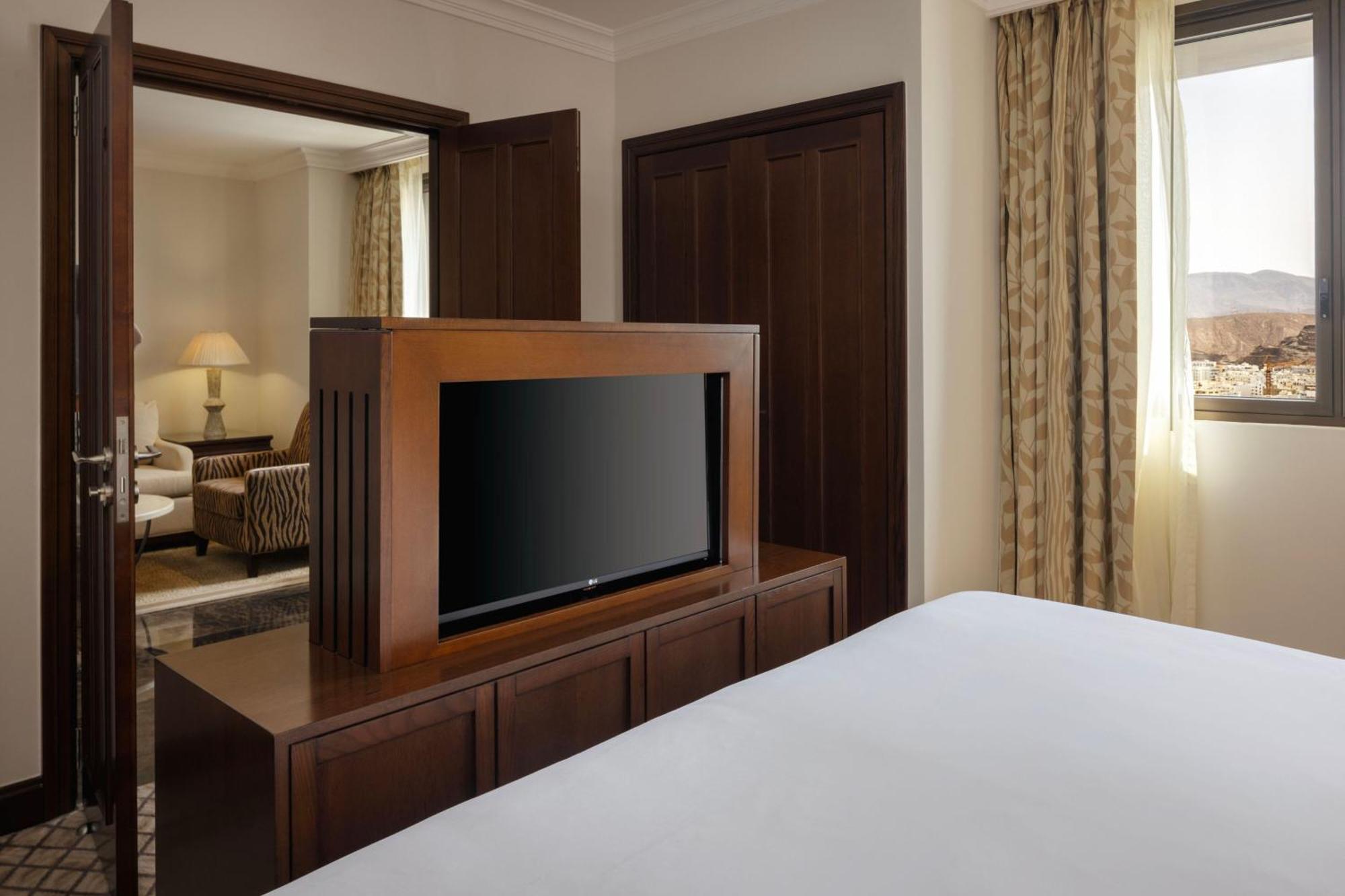 โรงแรมเชอราตัน โอมาน มัสกัต ภายนอก รูปภาพ A television in a hotel room