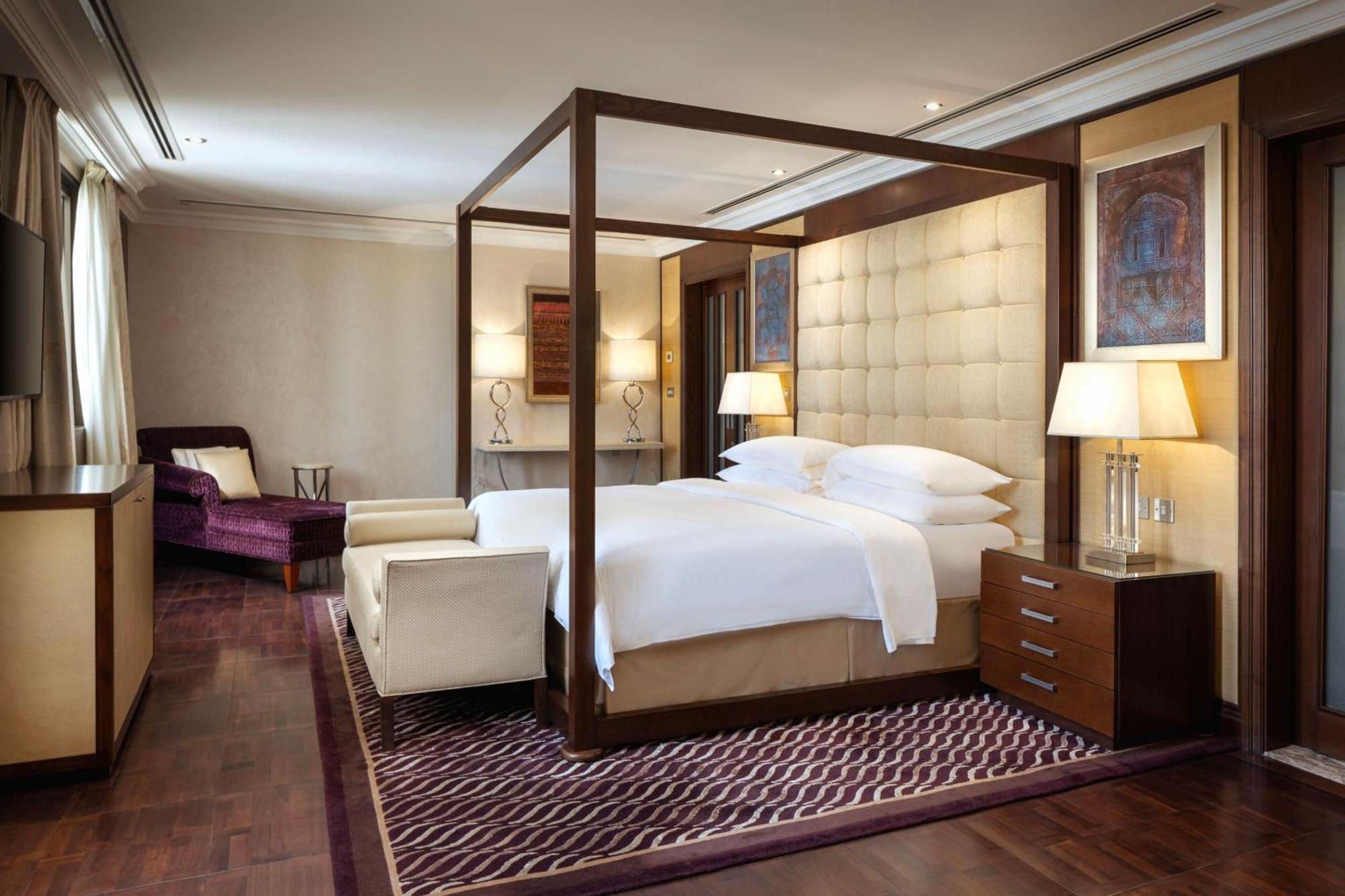โรงแรมเชอราตัน โอมาน มัสกัต ภายนอก รูปภาพ A bedroom at the hotel