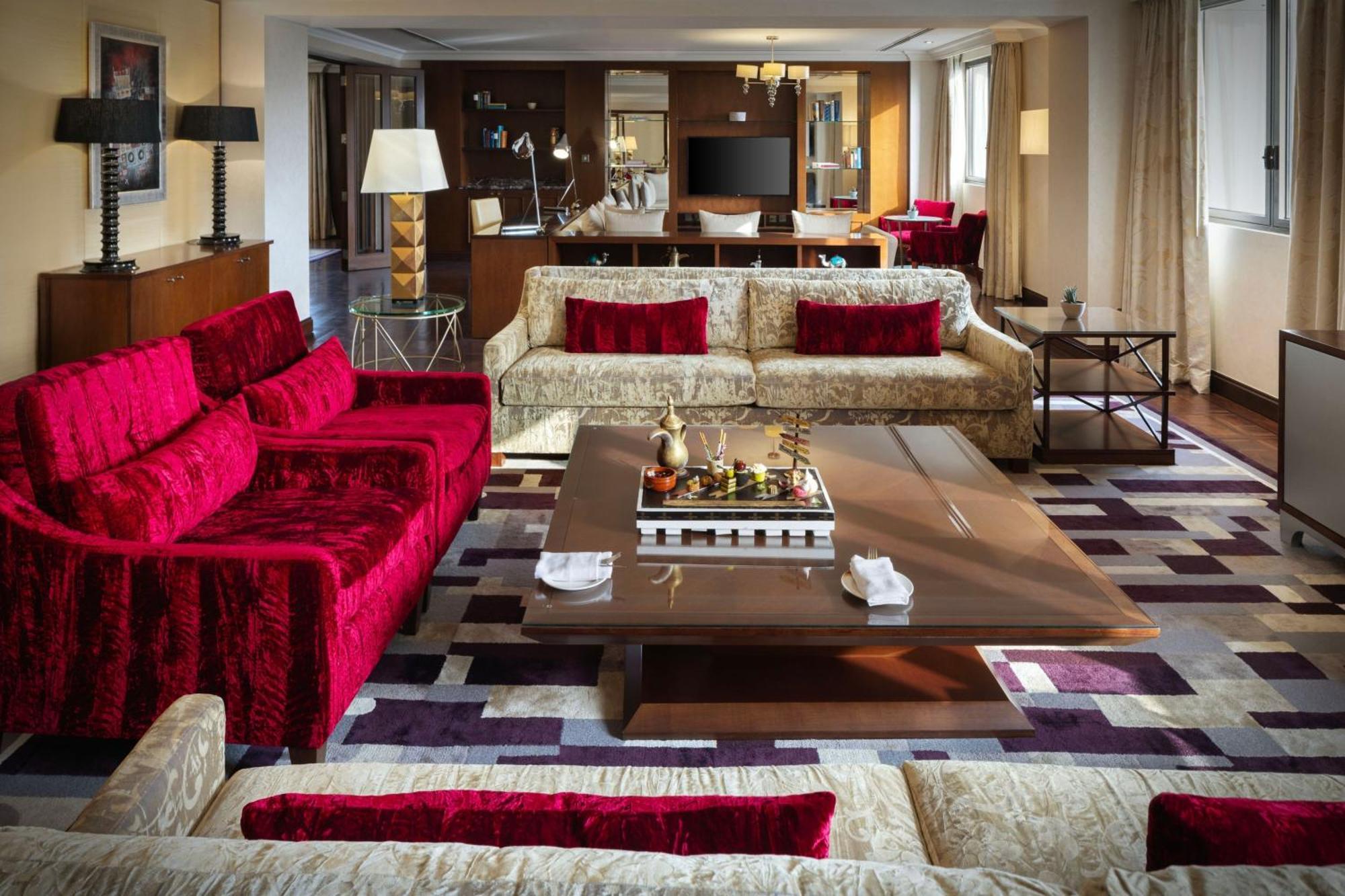 โรงแรมเชอราตัน โอมาน มัสกัต ภายนอก รูปภาพ The living room of a suite at the Mandarin Oriental, Munich