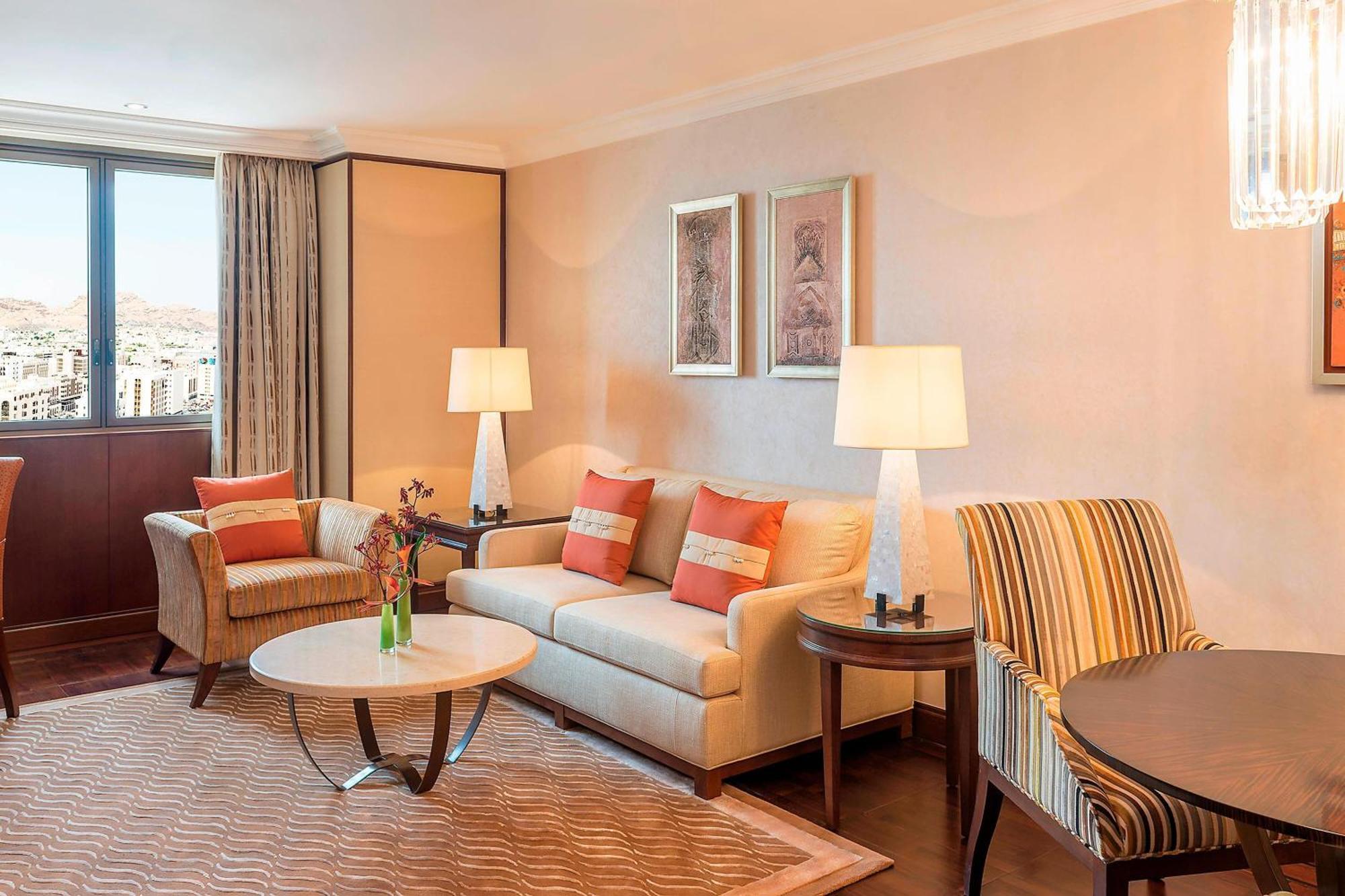 โรงแรมเชอราตัน โอมาน มัสกัต ภายนอก รูปภาพ A living room at the Taj Mahal Palace