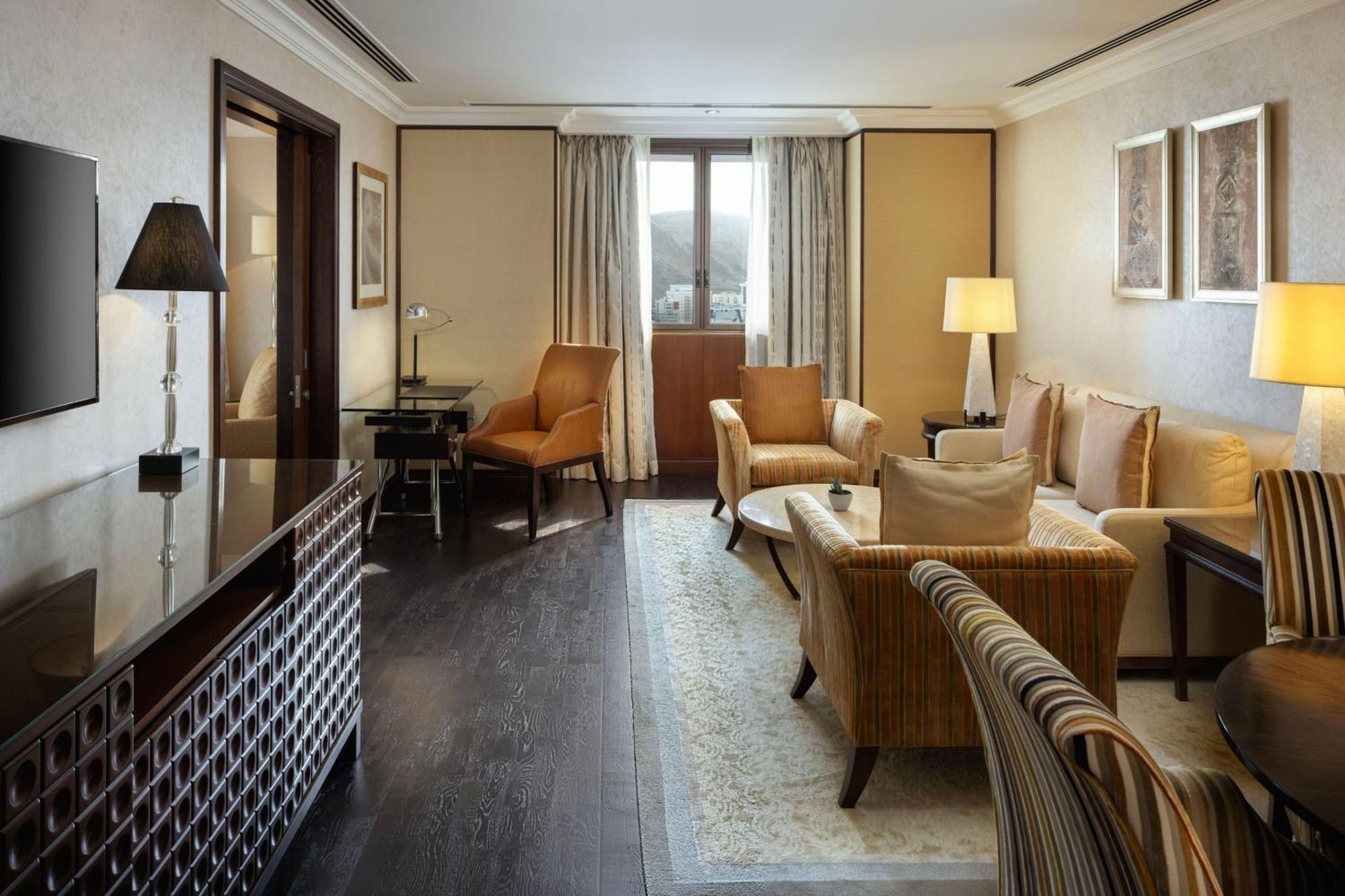 โรงแรมเชอราตัน โอมาน มัสกัต ภายนอก รูปภาพ The living room of a suite at the Mandarin Oriental, London