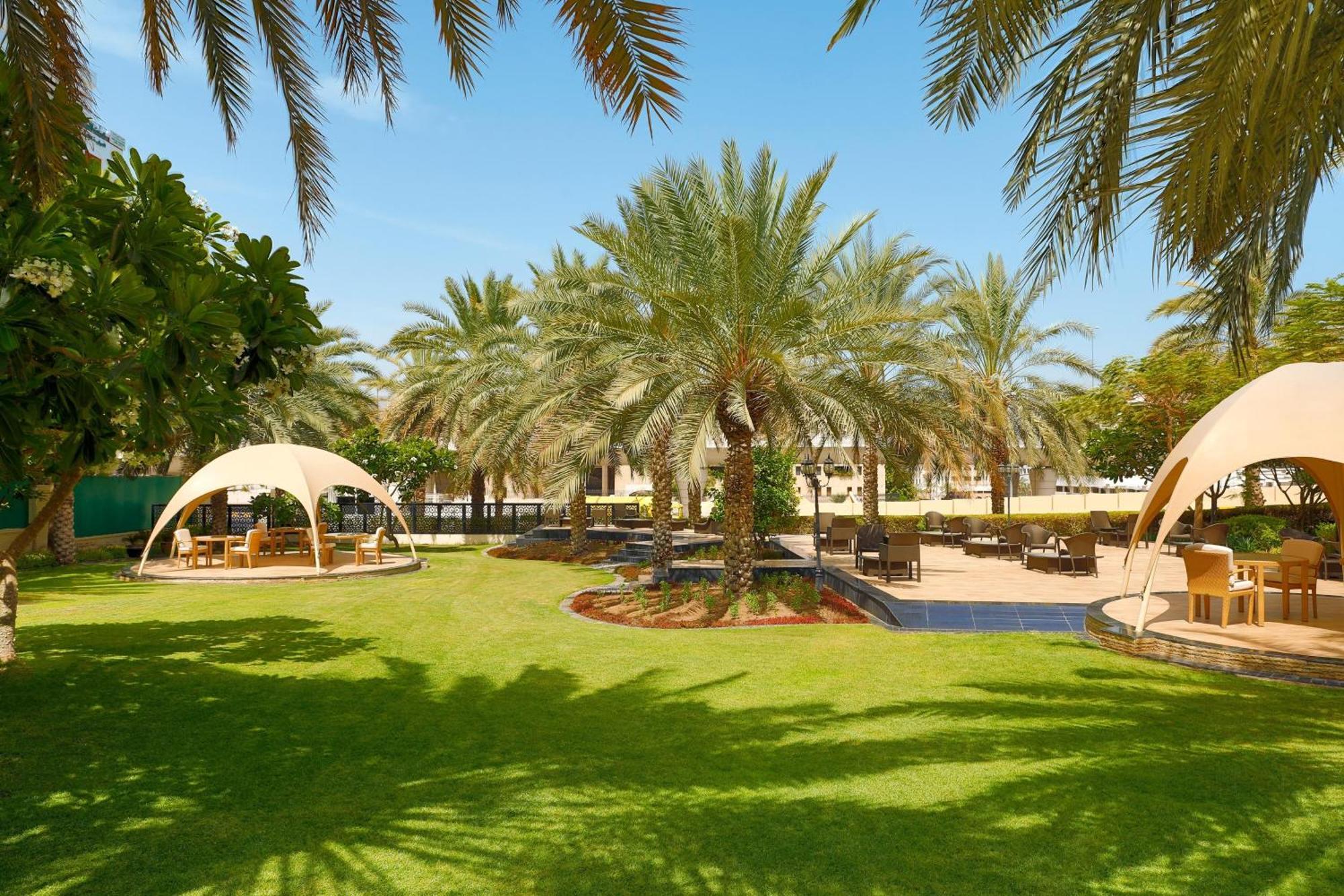 โรงแรมเชอราตัน โอมาน มัสกัต ภายนอก รูปภาพ The resort's gardens